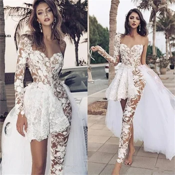 תחרה קלאסית סרבל לבן שמלות כלה 2022 אחת שרוול ארוך סקסי אסימטרי לראות דרך Overskirt חוף שמלות כלה